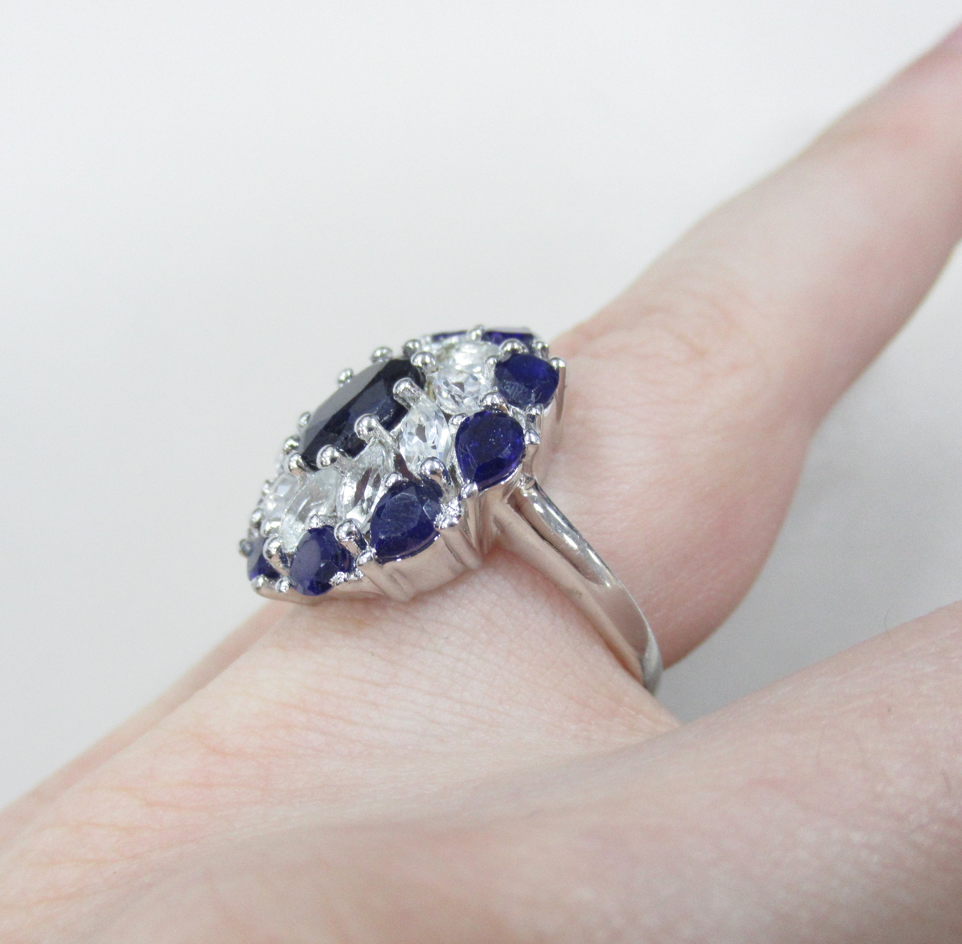 Серебряное кольцо с сапфирами